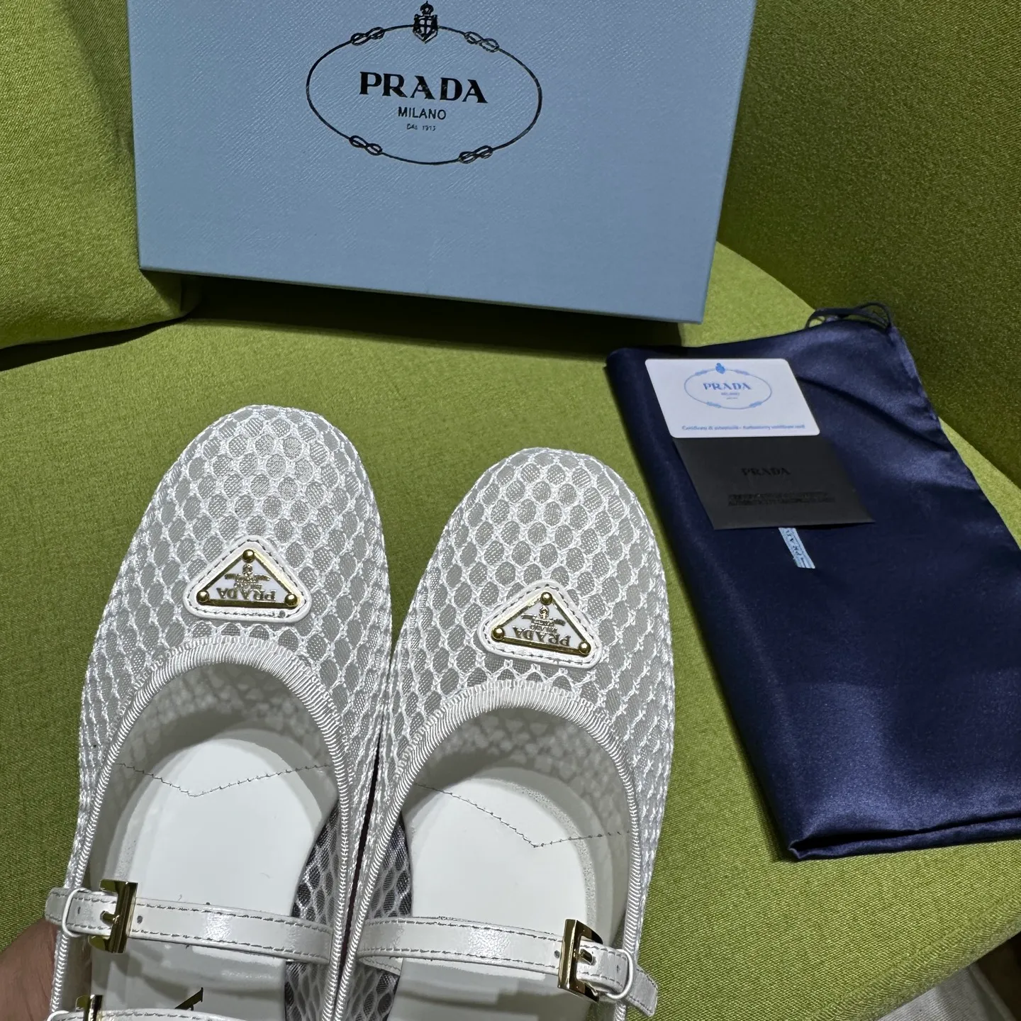 👟👟Ex-factory price 500👟👟 Prada 25ss new style for early spring🔥🔥✨ 🌟 Recommended by major bloggers in Xiaohongshu, developed 1-1 to highlight classic charm. Open molded outsole. Imported mixed breed sheep lining. These ballet flats have a feminine silhouette and classic details for a sophisticated and timeless style. The mesh fabric is reinterpreted with lace patterns, which is delicate and unique. The upper is embellished with a narrow band and an engraved logo metal buckle. Enamel-coated triangular metal logo. 5mm one-piece rubber sole, decorated with hot-stamped logo. Code number: 35 to 42 (40-42 customized, non-refundable)